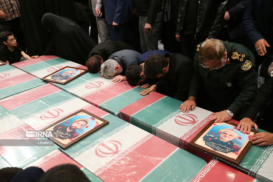  اقامه نماز رهبر انقلاب بر پیکر شهدای راه قدس