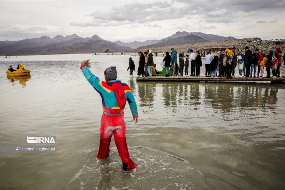گردشگران نوروزی در دریاچه ارومیه