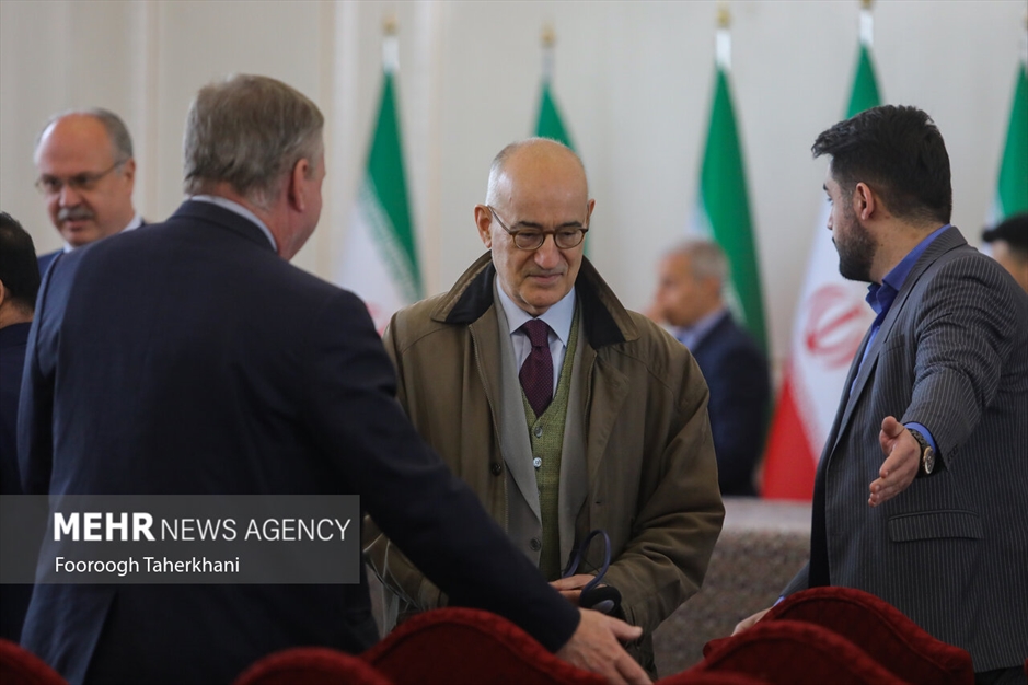 نشست وزیر امورخارجه با سفرا و روسای نمایندگی‌های خارجی مقیم تهران