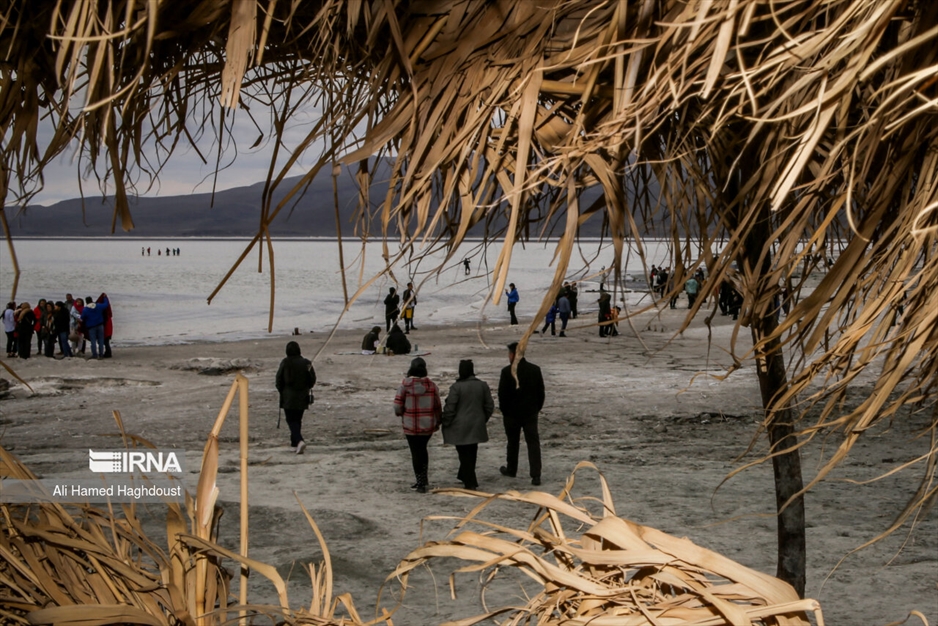 گردشگران نوروزی در دریاچه ارومیه