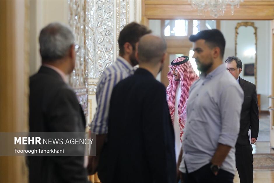 نشست وزیر امورخارجه با سفرا و روسای نمایندگی‌های خارجی مقیم تهران