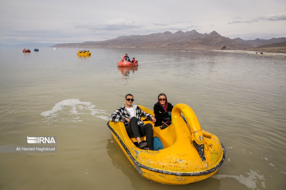گردشگران نوروزی در دریاچه ارومیه