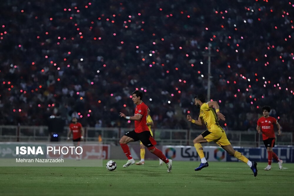 دیدار تیم های فوتبال تراکتور و سپاهان