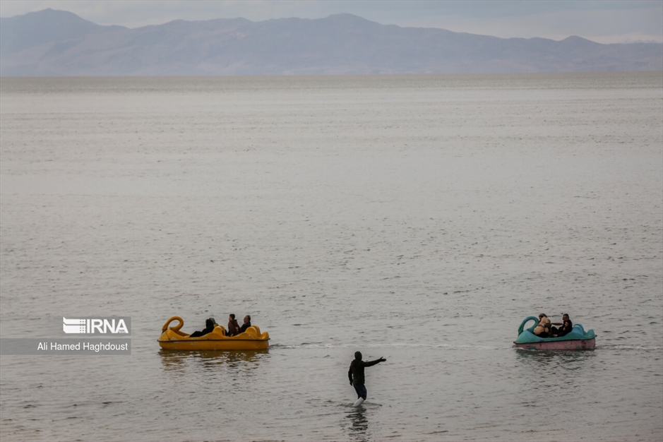 گردشگران نوروزی در دریاچه ارومیه