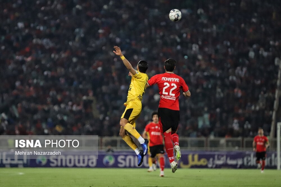 دیدار تیم های فوتبال تراکتور و سپاهان