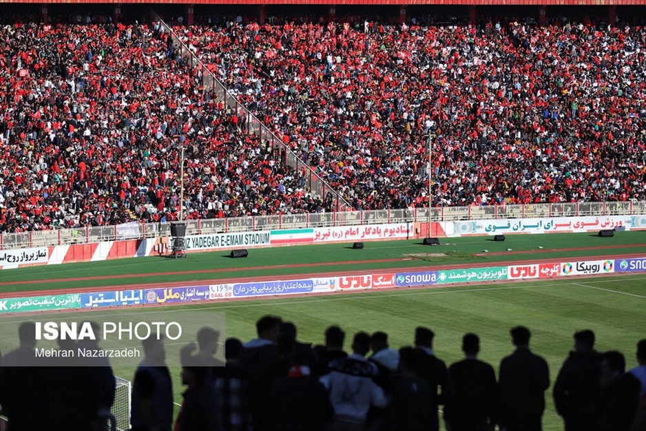 دیدار تیم های فوتبال تراکتور و سپاهان