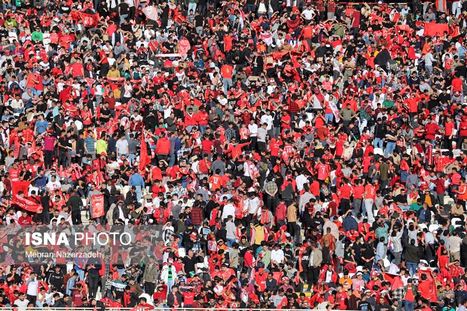 دیدار تیم های فوتبال تراکتور و سپاهان