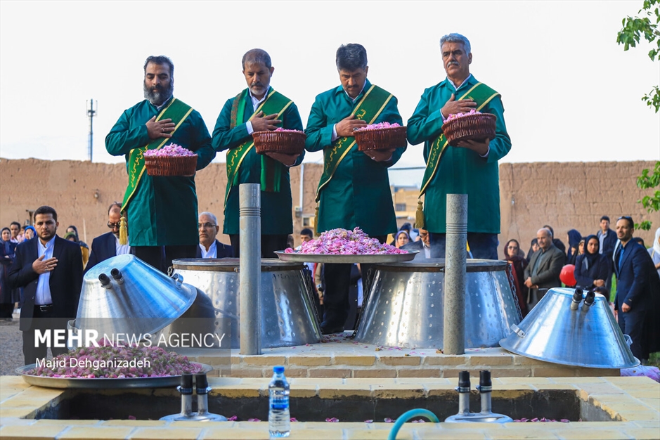 احیای سنت گلاب گیری حرم رضوی در باغ دولت‌آباد یزد