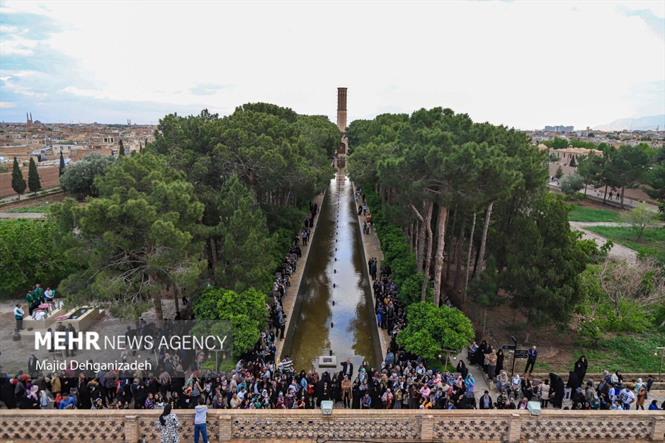احیای سنت گلاب گیری حرم رضوی در باغ دولت‌آباد یزد