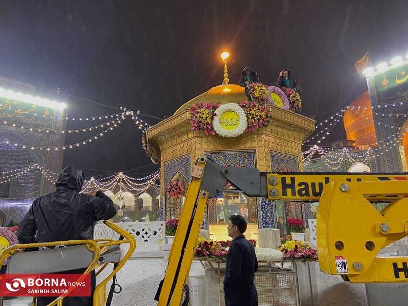 گل آرایی در آستانه ولادت امام رضا علیه‌السلام