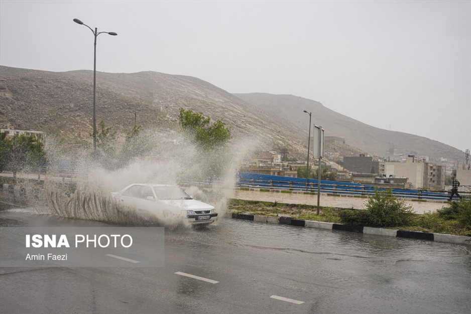 بارش باران و آب گرفتگی معابر در شیراز