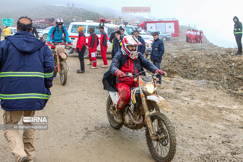 امدادگران در انتظار پیکر شهدا