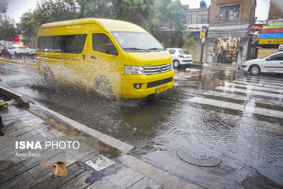 بارش باران و آب گرفتگی معابر در شیراز