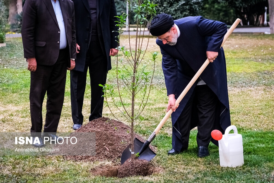 قاب‌هایی ماندگار؛ رئیسی در میدان خدمت