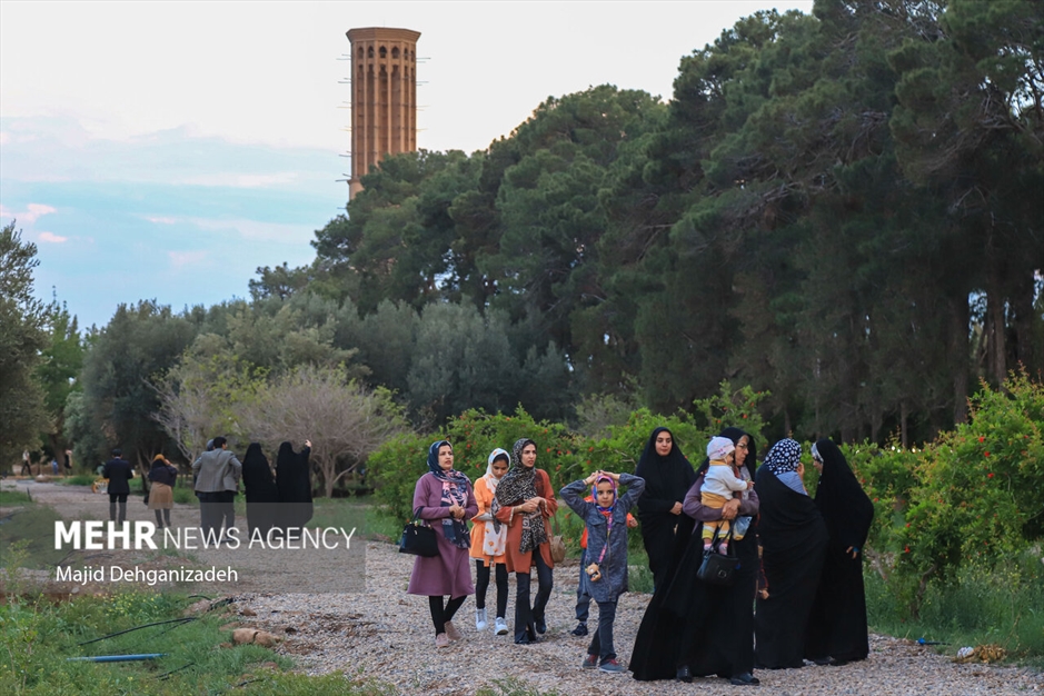 احیای سنت گلاب گیری حرم رضوی در باغ دولت‌آباد یزد