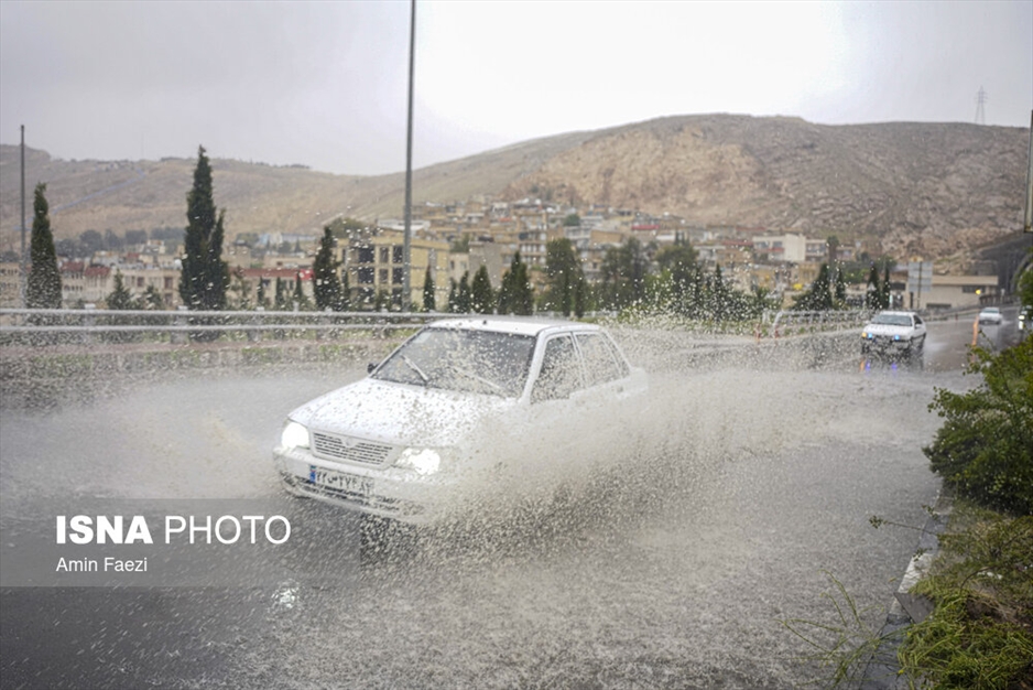 بارش باران و آب گرفتگی معابر در شیراز