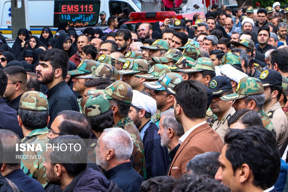 عزاداری مردم تبریز مقابل بیت شهید آل هاشم