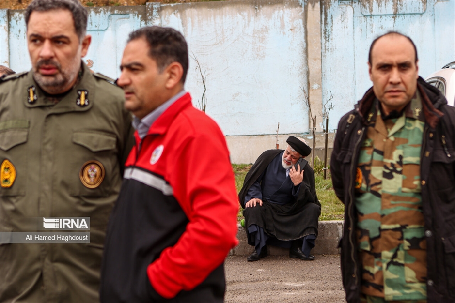 امدادگران در انتظار پیکر شهدا