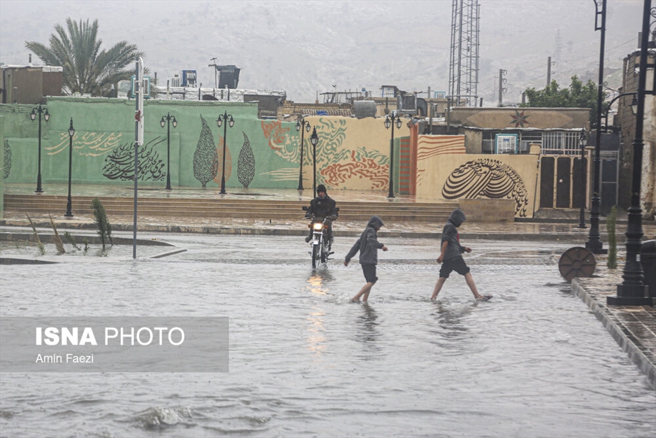 بارش باران و آب گرفتگی معابر در شیراز