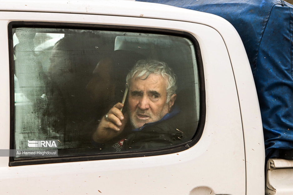 امدادگران در انتظار پیکر شهدا