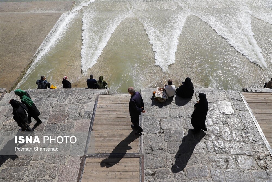 زندگی در اصفهان جاری است