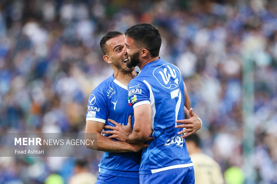 دیدار تیم های فوتبال استقلال و شمس آذر