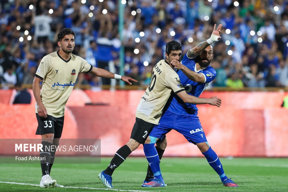 دیدار تیم های فوتبال استقلال و شمس آذر