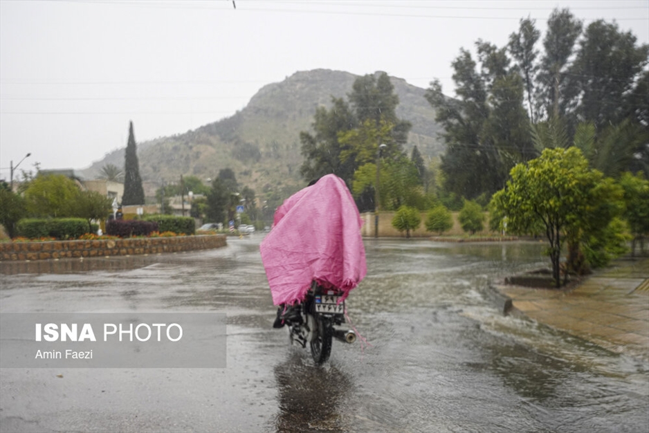 بارش باران و آب گرفتگی معابر در شیراز