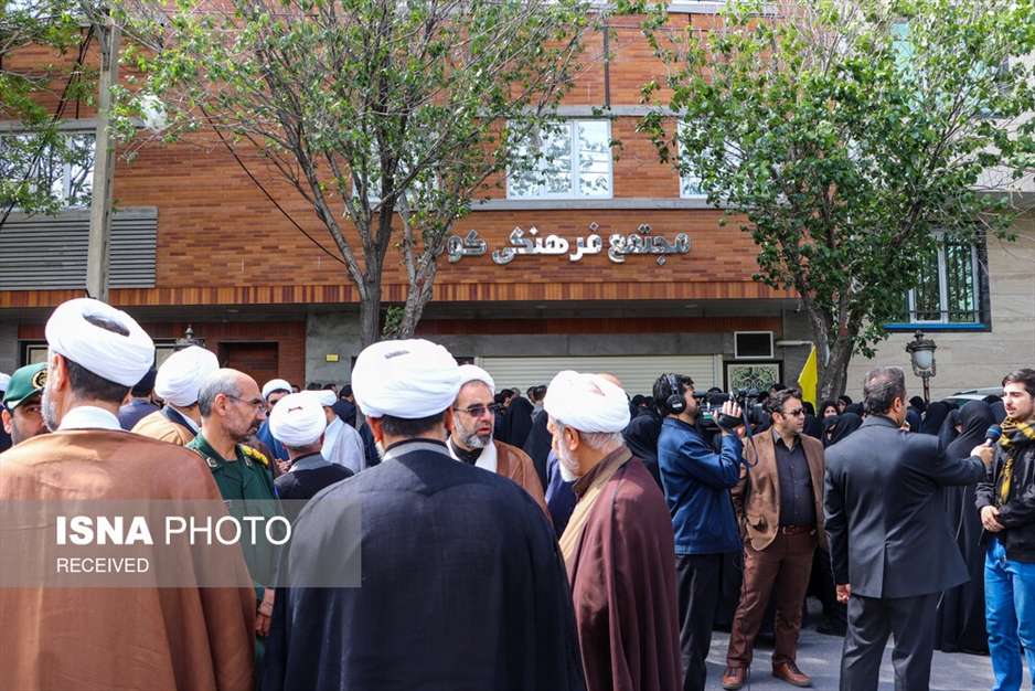 عزاداری مردم تبریز مقابل بیت شهید آل هاشم