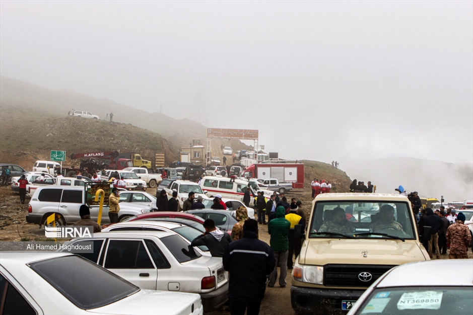 امدادگران در انتظار پیکر شهدا