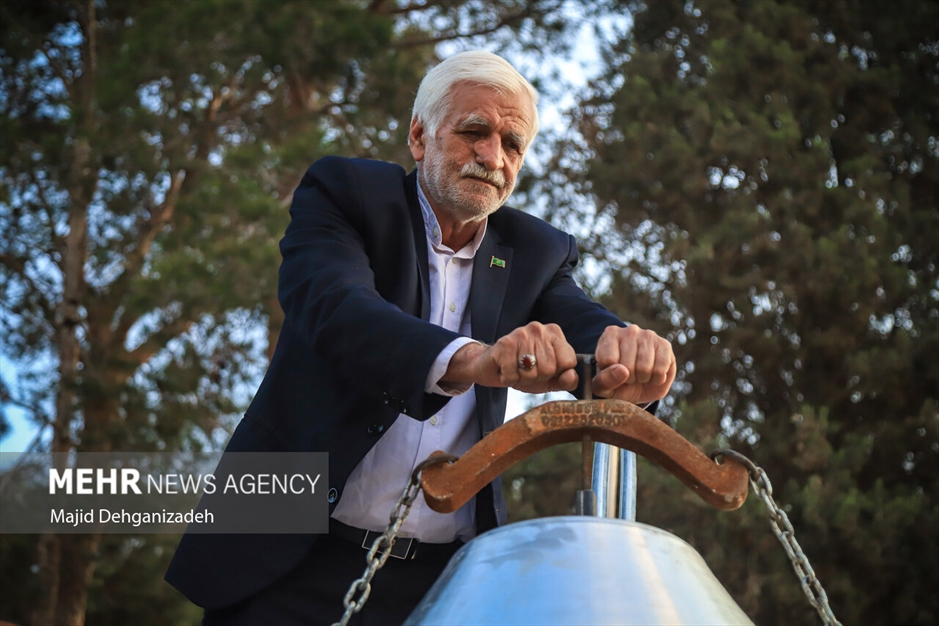 احیای سنت گلاب گیری حرم رضوی در باغ دولت‌آباد یزد