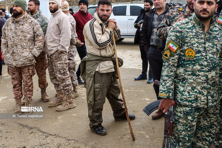 امدادگران در انتظار پیکر شهدا