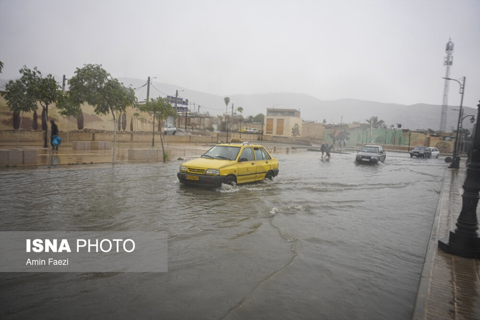 بارش باران و آب گرفتگی معابر در شیراز