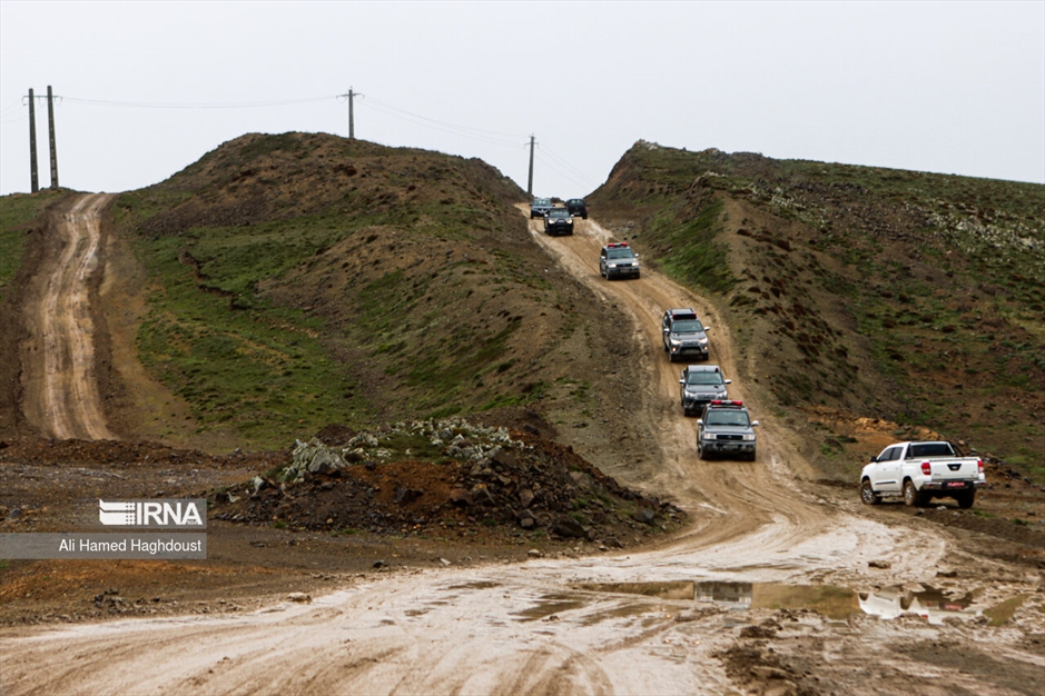 امدادگران در انتظار پیکر شهدا