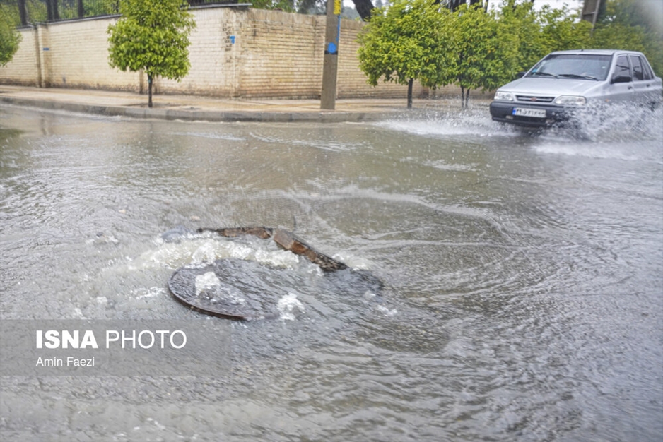 بارش باران و آب گرفتگی معابر در شیراز