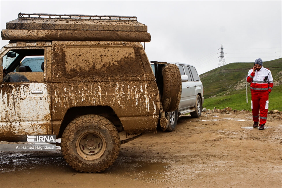 امدادگران در انتظار پیکر شهدا