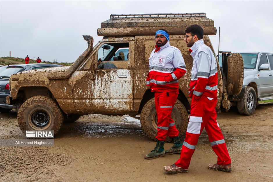 امدادگران در انتظار پیکر شهدا
