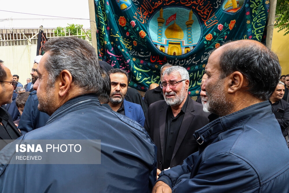 عزاداری مردم تبریز مقابل بیت شهید آل هاشم