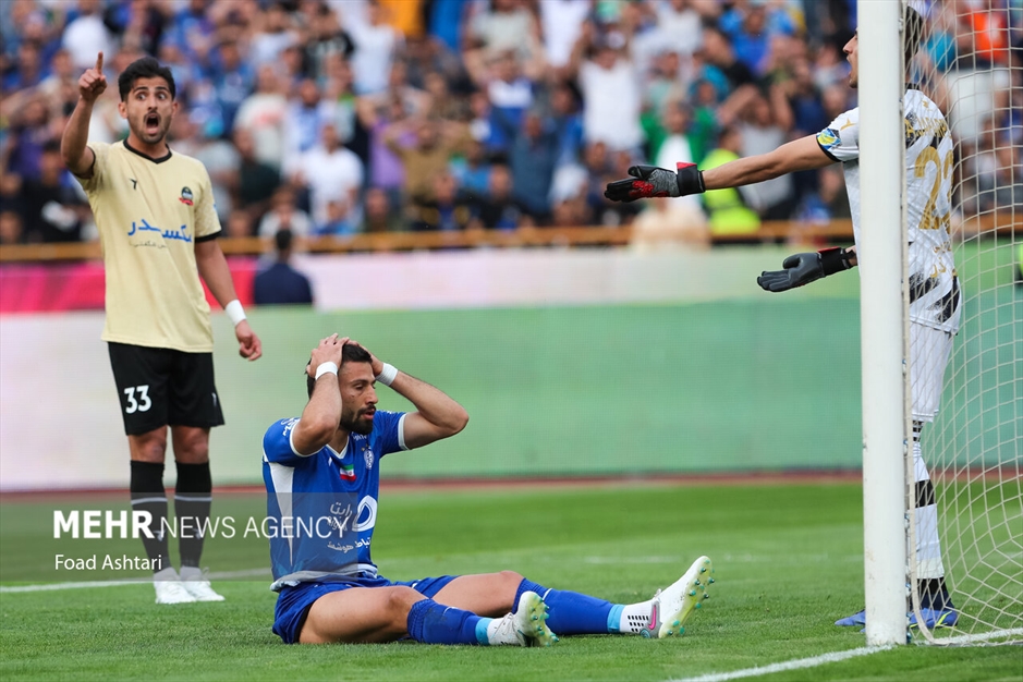 دیدار تیم های فوتبال استقلال و شمس آذر