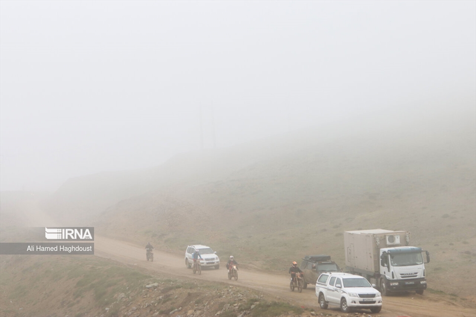 امدادگران در انتظار پیکر شهدا