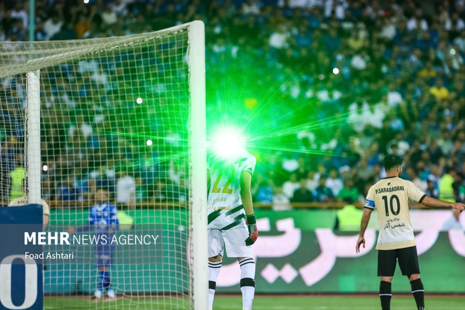 دیدار تیم های فوتبال استقلال و شمس آذر