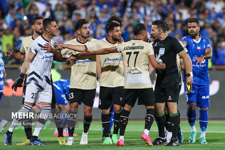 دیدار تیم های فوتبال استقلال و شمس آذر
