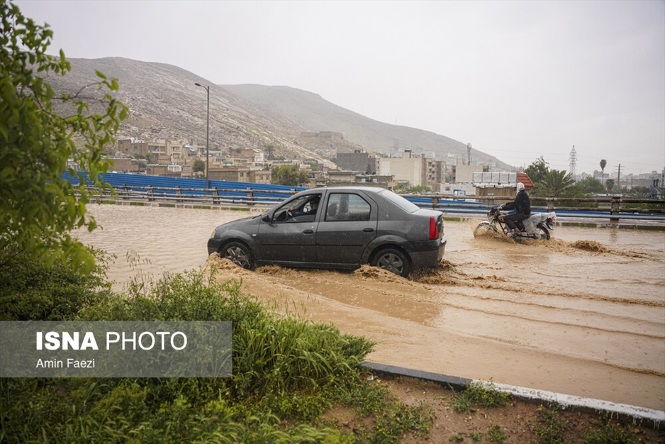 بارش باران و آب گرفتگی معابر در شیراز