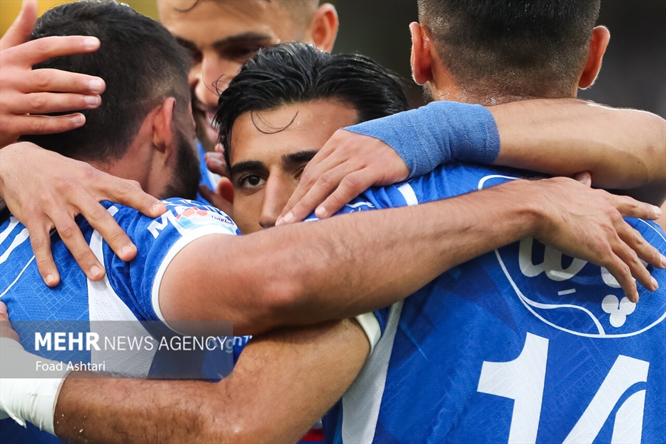 دیدار تیم های فوتبال استقلال و شمس آذر