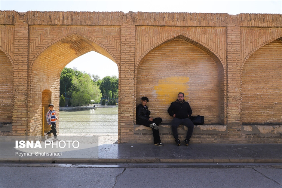 زندگی در اصفهان جاری است