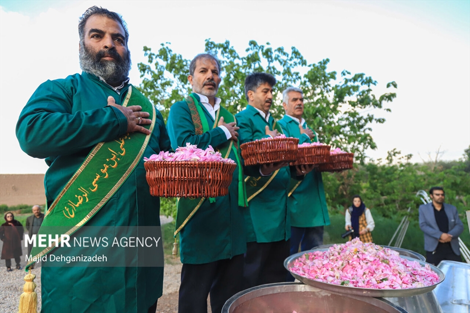 احیای سنت گلاب گیری حرم رضوی در باغ دولت‌آباد یزد