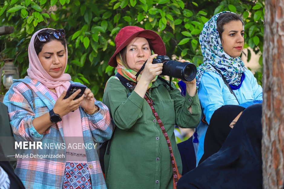 احیای سنت گلاب گیری حرم رضوی در باغ دولت‌آباد یزد