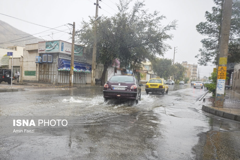 بارش باران و آب گرفتگی معابر در شیراز