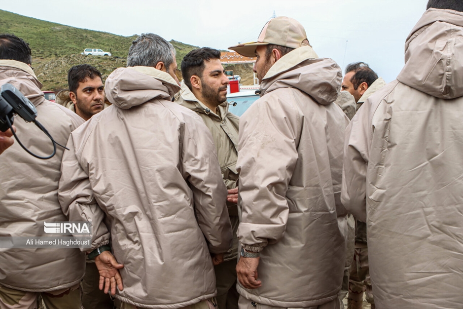 امدادگران در انتظار پیکر شهدا