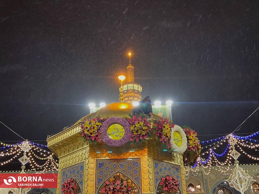 گل آرایی در آستانه ولادت امام رضا علیه‌السلام